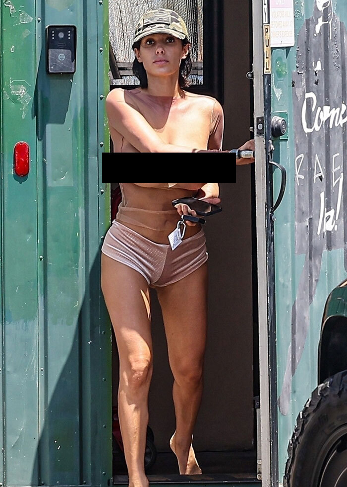 Bianca Censori's Nearly Non-Existent Tops Have Restaurants Vowing To Ban Her Bianca Censori's Nearly Non-Existent Tops Have Restaurants Vowing To Ban Her