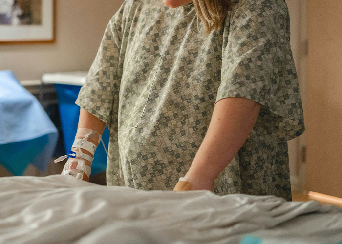 Woman Reports Boss To HR After He Forces Her To Go To Meeting During Labor, Coworkers Hate Her Woman Reports Boss To HR After He Forces Her To Go To Meeting During Labor, Coworkers Hate Her