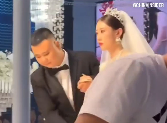 “Imagine Doing That To Someone Who Invited You”: Viewers Defend Angry Bride In Viral Video “Imagine Doing That To Someone Who Invited You”: Viewers Defend Angry Bride In Viral Video
