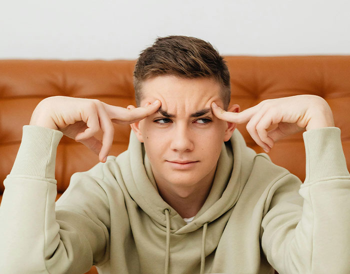 Unprepared Aunt Desperately Asks Teenager To Give Tablet To Her Kids On A Long Flight, He Pettily Refuses Unprepared Aunt Desperately Asks Teenager To Give Tablet To Her Kids On A Long Flight, He Pettily Refuses
