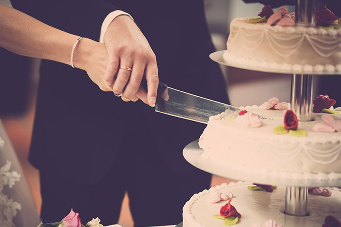 Client Drops “Take It Or Leave It” On Baker After Offering $50 For A Wedding Cake, They Leave Client Drops “Take It Or Leave It” On Baker After Offering $50 For A Wedding Cake, They Leave