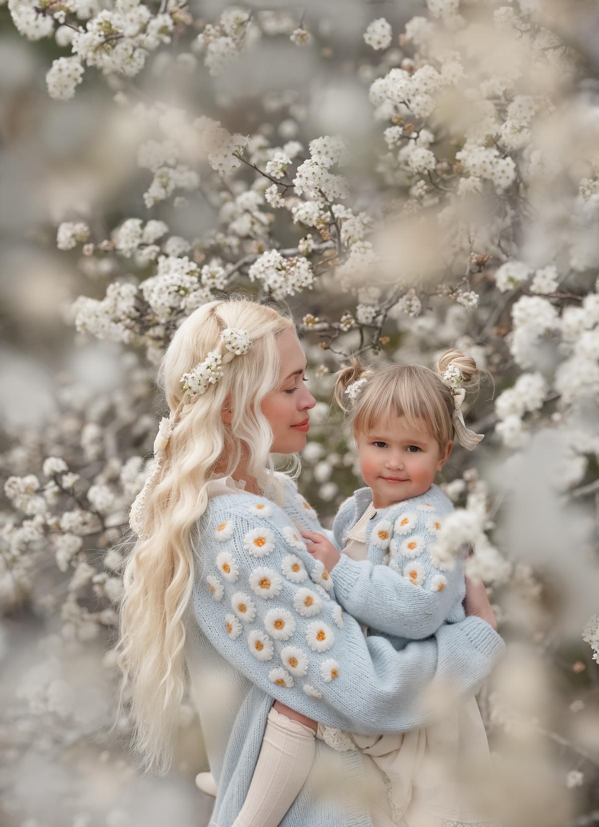 Woman Captures The Unconditional Love Between Her 3-Year-Old Daughter And Baby Ducklings Woman Captures The Unconditional Love Between Her 3-Year-Old Daughter And Baby Ducklings