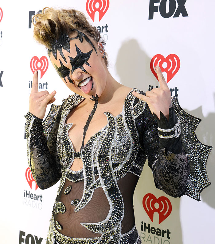 JoJo Siwa’s Plan To Use Three Different Surrogates To Have Triplets Is Slammed JoJo Siwa’s Plan To Use Three Different Surrogates To Have Triplets Is Slammed