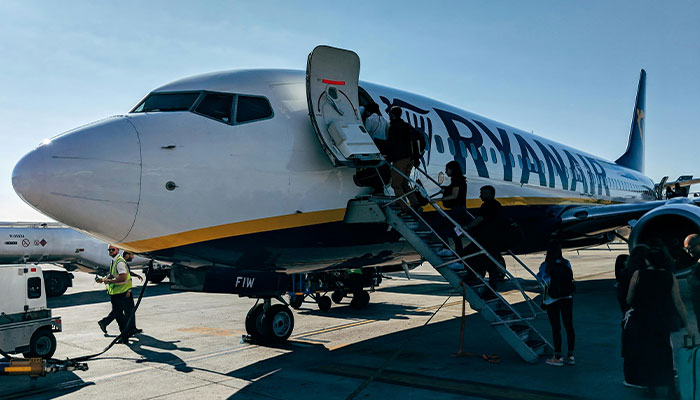 After Woman Refuses To Switch Seats, Mid-Air “Mass Brawl” Forces Emergency Landing After Woman Refuses To Switch Seats, Mid-Air “Mass Brawl” Forces Emergency Landing