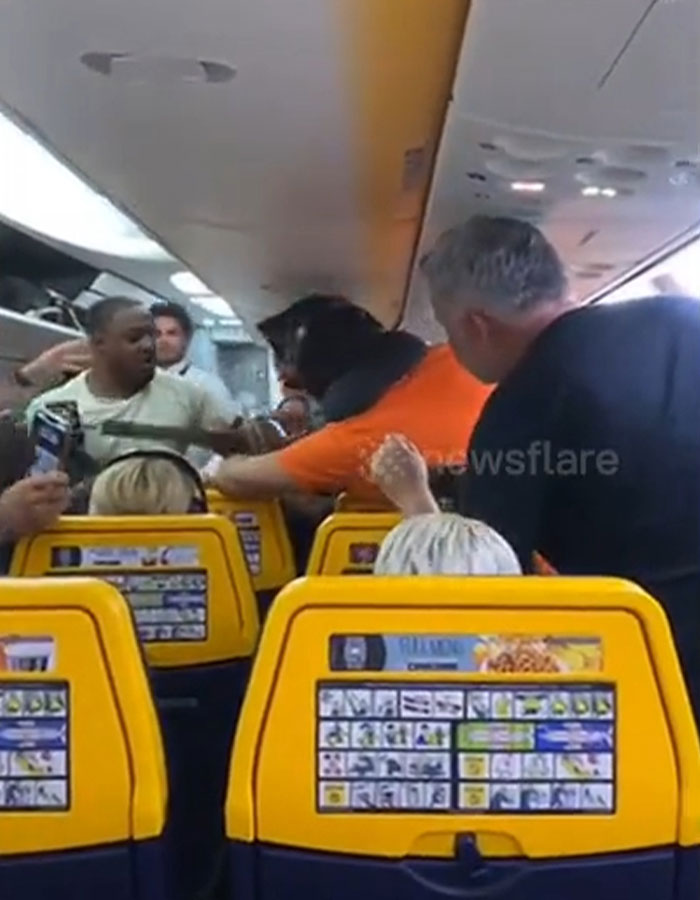 After Woman Refuses To Switch Seats, Mid-Air “Mass Brawl” Forces Emergency Landing After Woman Refuses To Switch Seats, Mid-Air “Mass Brawl” Forces Emergency Landing