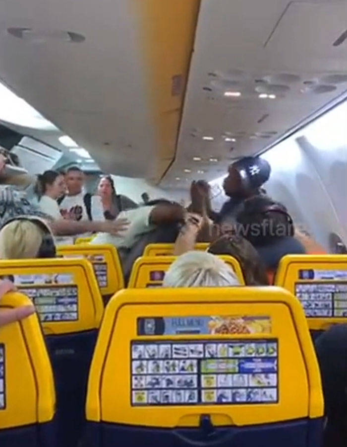 After Woman Refuses To Switch Seats, Mid-Air “Mass Brawl” Forces Emergency Landing After Woman Refuses To Switch Seats, Mid-Air “Mass Brawl” Forces Emergency Landing