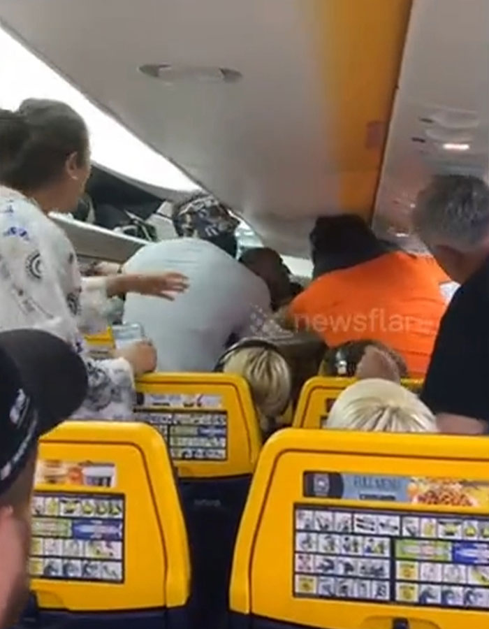 After Woman Refuses To Switch Seats, Mid-Air “Mass Brawl” Forces Emergency Landing After Woman Refuses To Switch Seats, Mid-Air “Mass Brawl” Forces Emergency Landing