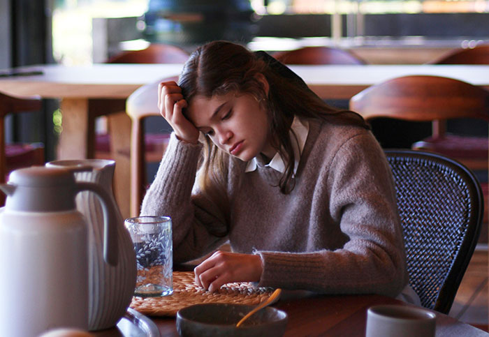 Daughter Finds Out 26 Y.O. Became Close Friends With Her Elderly Parents, Questions Everything Daughter Finds Out 26 Y.O. Became Close Friends With Her Elderly Parents, Questions Everything