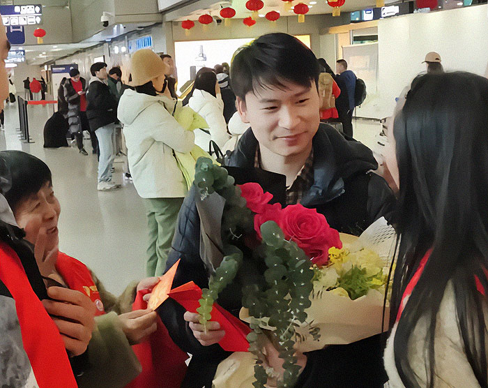 “Where Have You Been?“: Man Finds Birth Mom Nearly 3 Decades After Getting Lost In China “Where Have You Been?“: Man Finds Birth Mom Nearly 3 Decades After Getting Lost In China
