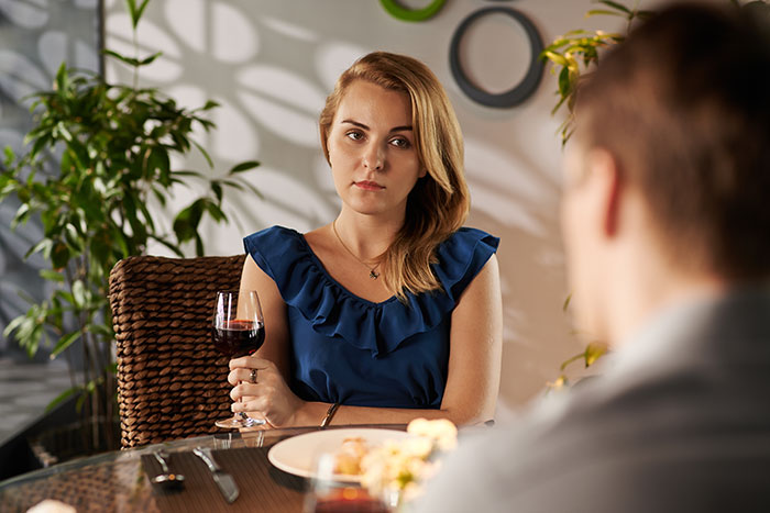Man Plays Cruel Game With Waiter’s Tip “To Ensure Good Service,” His Date Refuses To Play Along Man Plays Cruel Game With Waiter’s Tip “To Ensure Good Service,” His Date Refuses To Play Along
