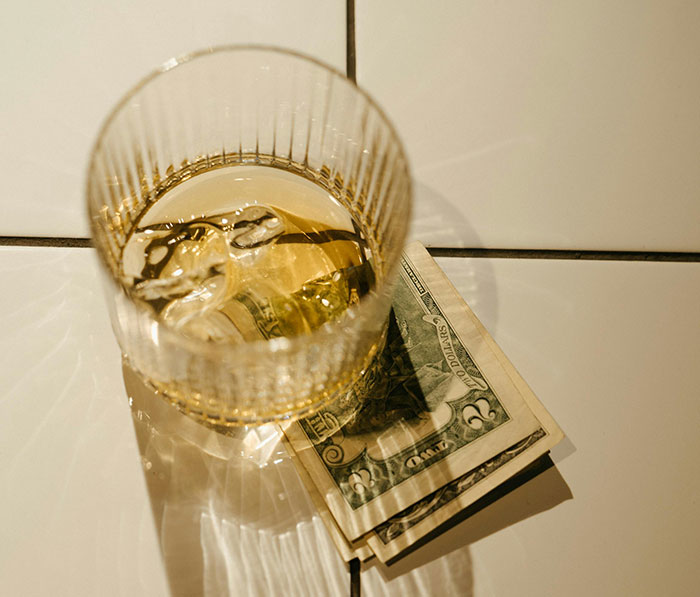 Man Plays Cruel Game With Waiter’s Tip “To Ensure Good Service,” His Date Refuses To Play Along Man Plays Cruel Game With Waiter’s Tip “To Ensure Good Service,” His Date Refuses To Play Along