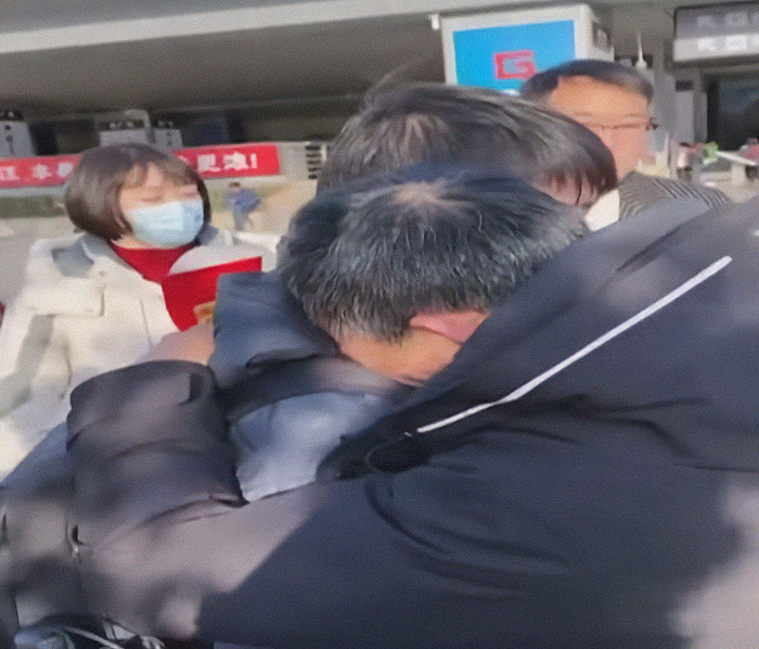 “Where Have You Been?“: Man Finds Birth Mom Nearly 3 Decades After Getting Lost In China “Where Have You Been?“: Man Finds Birth Mom Nearly 3 Decades After Getting Lost In China