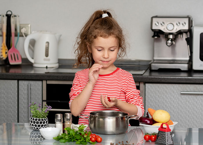 5 Y.O.’s ‘Modern’ Eating Habits Anger Grandma, She Tries To Overthrow Them But Gets Kicked Out 5 Y.O.’s ‘Modern’ Eating Habits Anger Grandma, She Tries To Overthrow Them But Gets Kicked Out