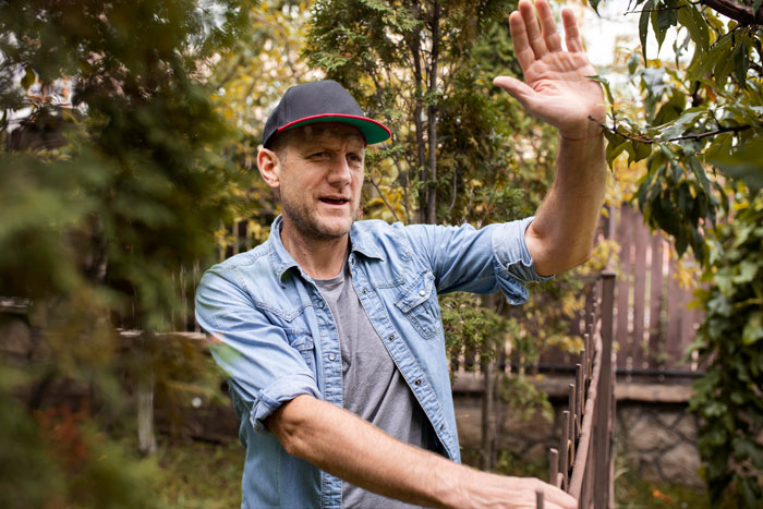 Neighbor Builds Fence On Guy’s Property While He’s Buying House, He Decides To Get Survey