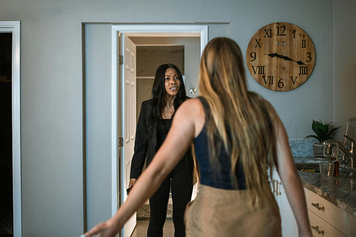 Woman Can't Take Care Of Sis Who Is Jobless, Useless With Chores And Eats Everything, Loses It Woman Can't Take Care Of Sis Who Is Jobless, Useless With Chores And Eats Everything, Loses It