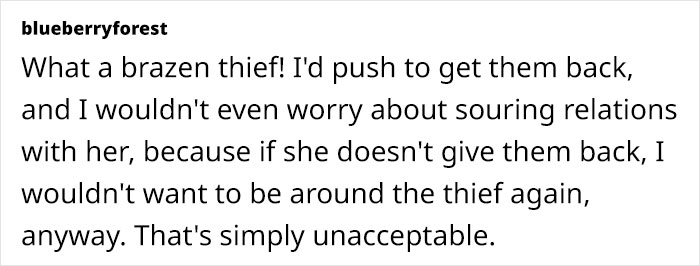 Woman Loses Glasses On Weekend Away With Friends, Suddenly Spots Them In Friend’s Photo Online Woman Loses Glasses On Weekend Away With Friends, Suddenly Spots Them In Friend’s Photo Online