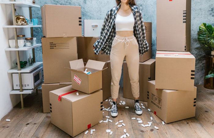 Woman Does Exactly As Told After Annoying Roommate Demands She Take Her Stuff And Leave Woman Does Exactly As Told After Annoying Roommate Demands She Take Her Stuff And Leave