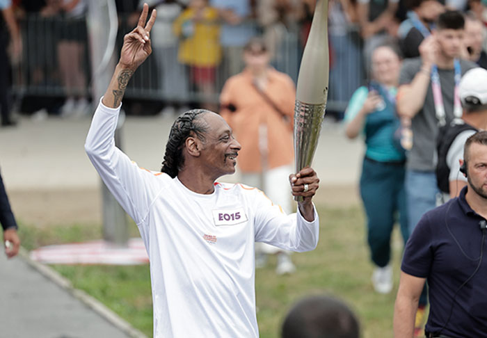 Snoop Dogg Carries Olympic Torch For Paris 2024 Games As "Special Correspondent" Snoop Dogg Carries Olympic Torch For Paris 2024 Games As "Special Correspondent"