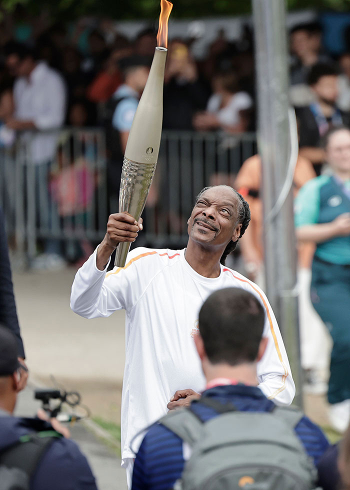 Snoop Dogg Carries Olympic Torch For Paris 2024 Games As "Special Correspondent" Snoop Dogg Carries Olympic Torch For Paris 2024 Games As "Special Correspondent"