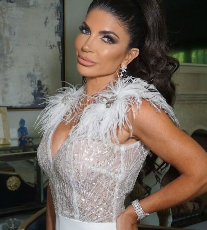“Winner Of The Worst Photo Edit”: Fans Stunned By Teresa Giudice’s Photoshop Fail “Winner Of The Worst Photo Edit”: Fans Stunned By Teresa Giudice’s Photoshop Fail