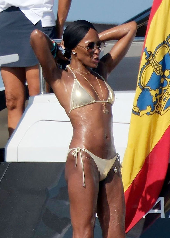 Naomi Campbell’s Bikini Pics Have Fans Asking, “What The Hell Is In Her Bathing Suit?” Naomi Campbell’s Bikini Pics Have Fans Asking, “What The Hell Is In Her Bathing Suit?”