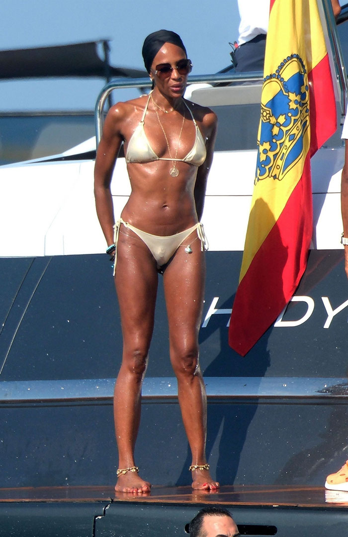 Naomi Campbell’s Bikini Pics Have Fans Asking, “What The Hell Is In Her Bathing Suit?” Naomi Campbell’s Bikini Pics Have Fans Asking, “What The Hell Is In Her Bathing Suit?”