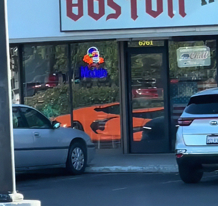 “Where’s The Car?“: “Glitch In The Matrix” Has People Baffled “Where’s The Car?“: “Glitch In The Matrix” Has People Baffled