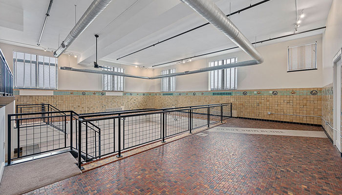 “Is This Cool Or Weird?” Woman Realizes Apartment Is Inside A Pool After Seeing “Shallow” Sign “Is This Cool Or Weird?” Woman Realizes Apartment Is Inside A Pool After Seeing “Shallow” Sign