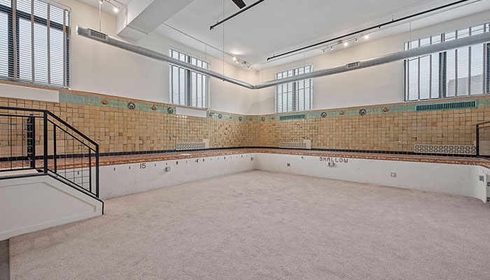 “Is This Cool Or Weird?” Woman Realizes Apartment Is Inside A Pool After Seeing “Shallow” Sign “Is This Cool Or Weird?” Woman Realizes Apartment Is Inside A Pool After Seeing “Shallow” Sign