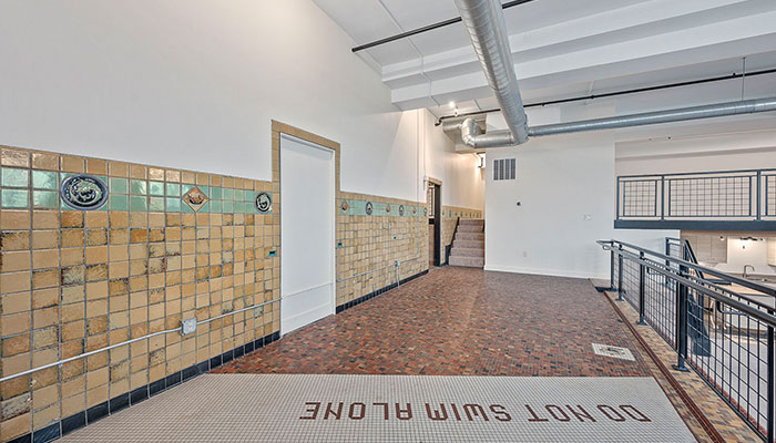 “Is This Cool Or Weird?” Woman Realizes Apartment Is Inside A Pool After Seeing “Shallow” Sign “Is This Cool Or Weird?” Woman Realizes Apartment Is Inside A Pool After Seeing “Shallow” Sign