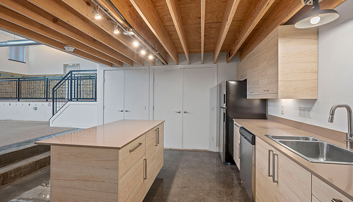 “Is This Cool Or Weird?” Woman Realizes Apartment Is Inside A Pool After Seeing “Shallow” Sign “Is This Cool Or Weird?” Woman Realizes Apartment Is Inside A Pool After Seeing “Shallow” Sign