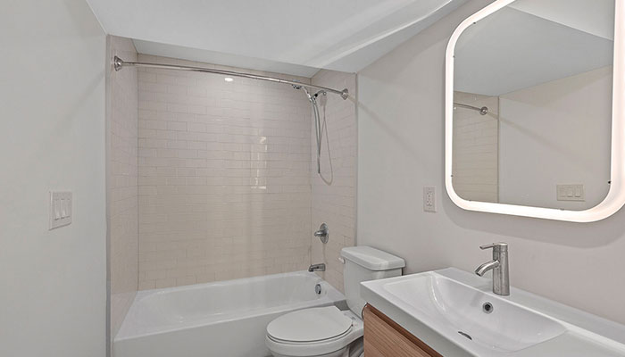 “Is This Cool Or Weird?” Woman Realizes Apartment Is Inside A Pool After Seeing “Shallow” Sign “Is This Cool Or Weird?” Woman Realizes Apartment Is Inside A Pool After Seeing “Shallow” Sign