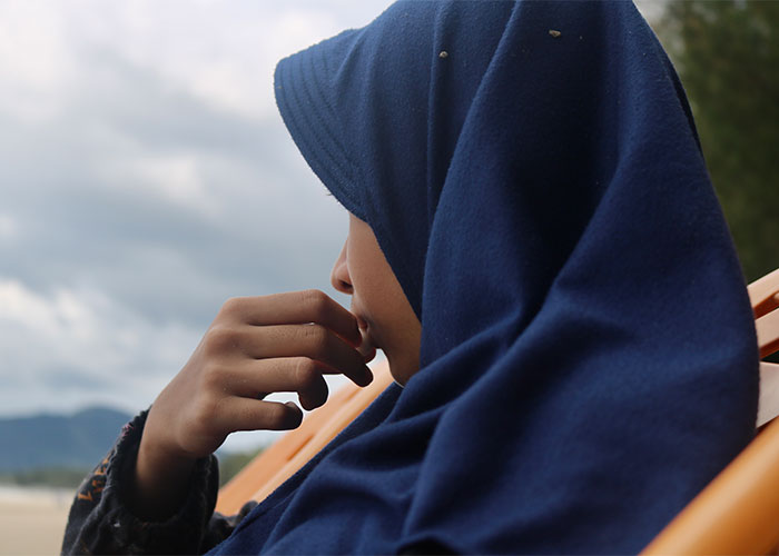 Girl Hates Wearing Hijab After Mom Suddenly Converts To Islam, Drama Ensues When Dad Finds Out Girl Hates Wearing Hijab After Mom Suddenly Converts To Islam, Drama Ensues When Dad Finds Out