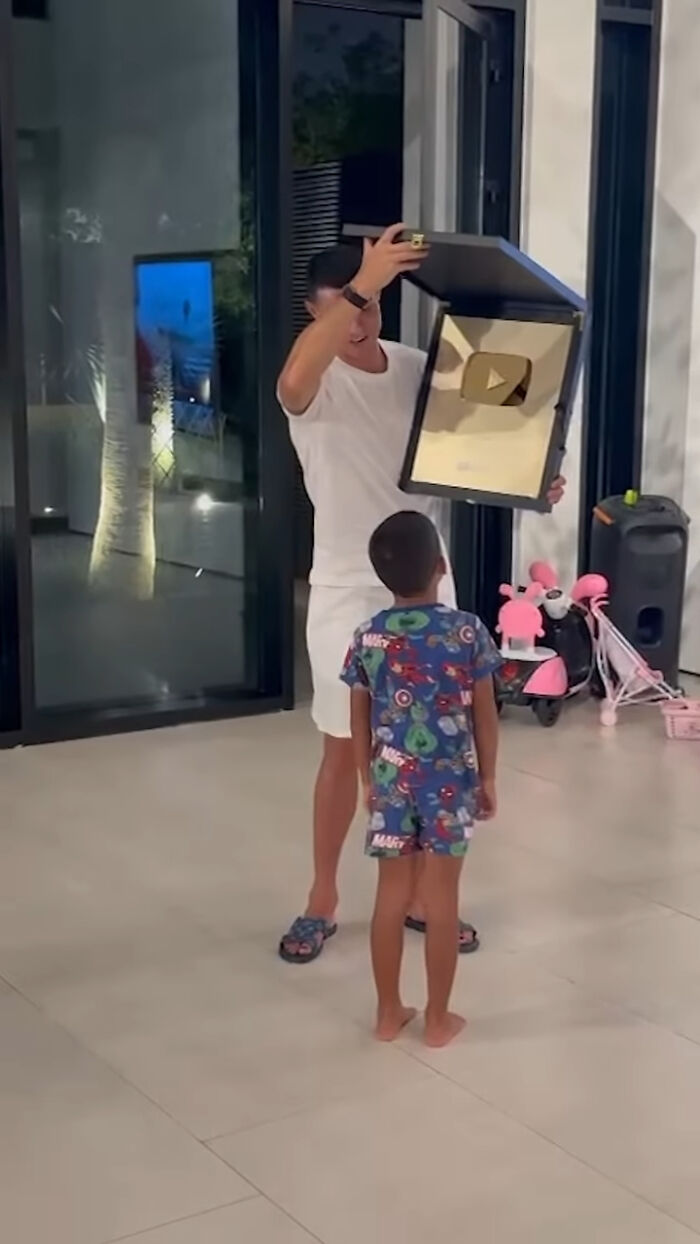 Cristiano Ronaldo Smashes YouTube Record By Hitting 20 Million Subscribers In 24 Hours Cristiano Ronaldo Smashes YouTube Record By Hitting 20 Million Subscribers In 24 Hours