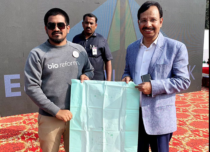 Startup Goes Viral Online After Creating A Near-Perfect Plastic Bag Alternative Made From Corn Waste Startup Goes Viral Online After Creating A Near-Perfect Plastic Bag Alternative Made From Corn Waste