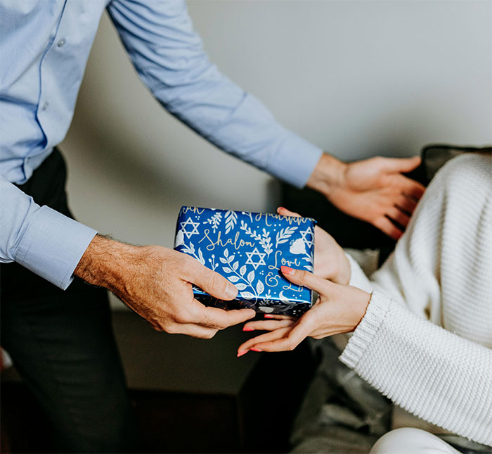 “Inconsiderate, Insecure, Pompous”: Brother's Thoughtless Gift Leads To Showdown At Dinner “Inconsiderate, Insecure, Pompous”: Brother's Thoughtless Gift Leads To Showdown At Dinner