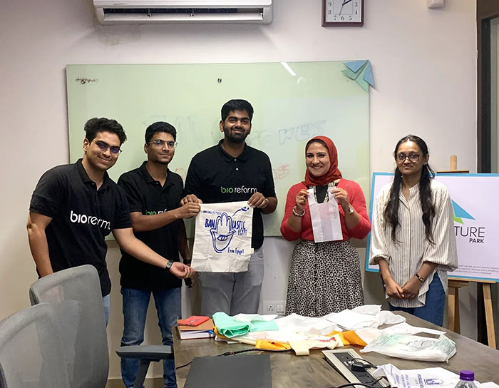 Startup Goes Viral Online After Creating A Near-Perfect Plastic Bag Alternative Made From Corn Waste Startup Goes Viral Online After Creating A Near-Perfect Plastic Bag Alternative Made From Corn Waste