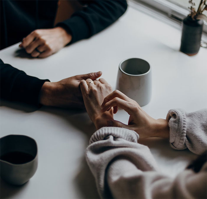 “Inconsiderate, Insecure, Pompous”: Brother's Thoughtless Gift Leads To Showdown At Dinner “Inconsiderate, Insecure, Pompous”: Brother's Thoughtless Gift Leads To Showdown At Dinner