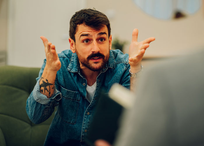 Girl Hates Wearing Hijab After Mom Suddenly Converts To Islam, Drama Ensues When Dad Finds Out Girl Hates Wearing Hijab After Mom Suddenly Converts To Islam, Drama Ensues When Dad Finds Out