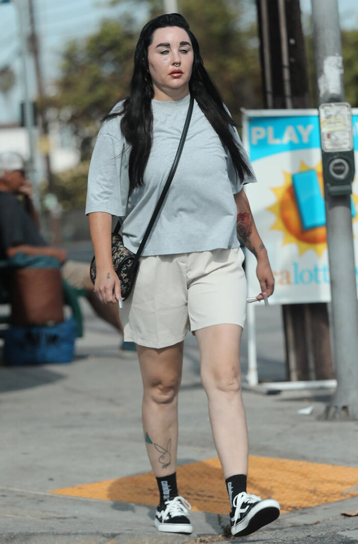 Amanda Bynes "Unrecognizable" As She Steps Out In LA With Dramatic New Black Hair Amanda Bynes "Unrecognizable" As She Steps Out In LA With Dramatic New Black Hair