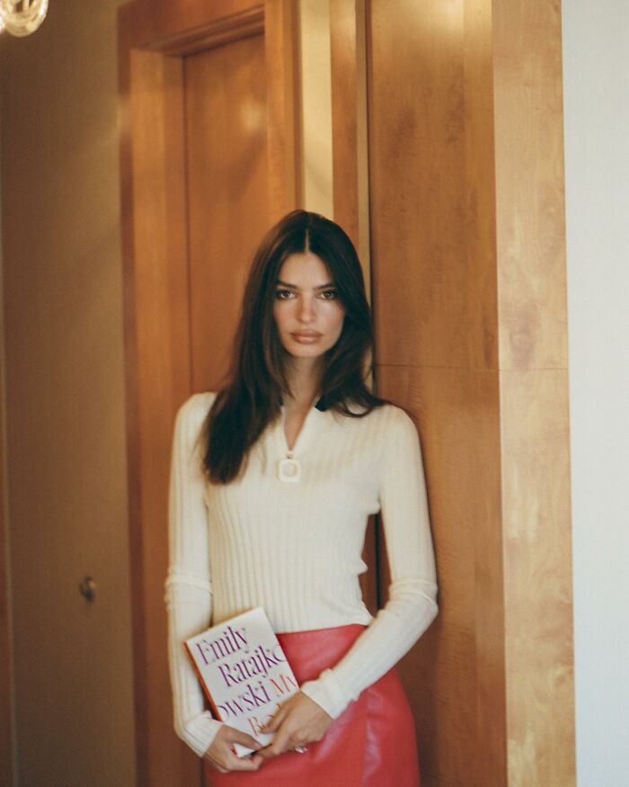 Emily Ratajkowski Blasts Body-Shamer For Telling Her To “Put On A Shirt” During Walk Emily Ratajkowski Blasts Body-Shamer For Telling Her To “Put On A Shirt” During Walk