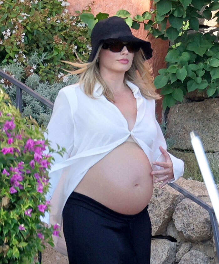 Margot Robbie Brutally Trolled For Showing Off Baby Bump: “Have A Bit Of Decency” Margot Robbie Brutally Trolled For Showing Off Baby Bump: “Have A Bit Of Decency”