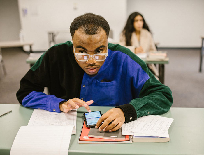 Karen Tries To Shame A Teacher For Using Their Phone, Gets Put In Place Herself Instead Karen Tries To Shame A Teacher For Using Their Phone, Gets Put In Place Herself Instead