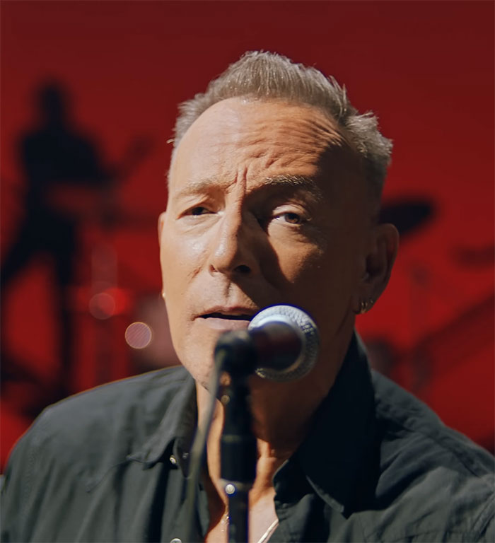 “Offensively Hot” Calvin Klein Underwear Campaign Features Jeremy Allen White Wet By The Pool “Offensively Hot” Calvin Klein Underwear Campaign Features Jeremy Allen White Wet By The Pool