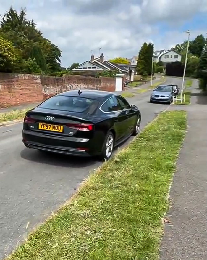 Man Takes Action After ‘Nosy’ Neighbor Leaves Odd Note On His Parked Vehicle Man Takes Action After ‘Nosy’ Neighbor Leaves Odd Note On His Parked Vehicle