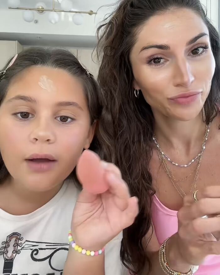 Adult Woman And 10 Y.O. Girl Share A Flight, Becoming BFFs In The Most Adorable Way Adult Woman And 10 Y.O. Girl Share A Flight, Becoming BFFs In The Most Adorable Way