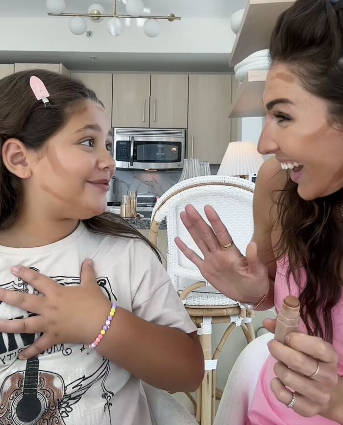 Adult Woman And 10 Y.O. Girl Share A Flight, Becoming BFFs In The Most Adorable Way Adult Woman And 10 Y.O. Girl Share A Flight, Becoming BFFs In The Most Adorable Way