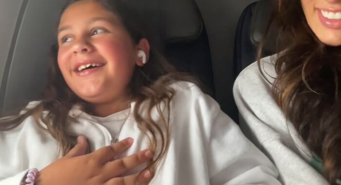 Adult Woman And 10 Y.O. Girl Share A Flight, Becoming BFFs In The Most Adorable Way Adult Woman And 10 Y.O. Girl Share A Flight, Becoming BFFs In The Most Adorable Way