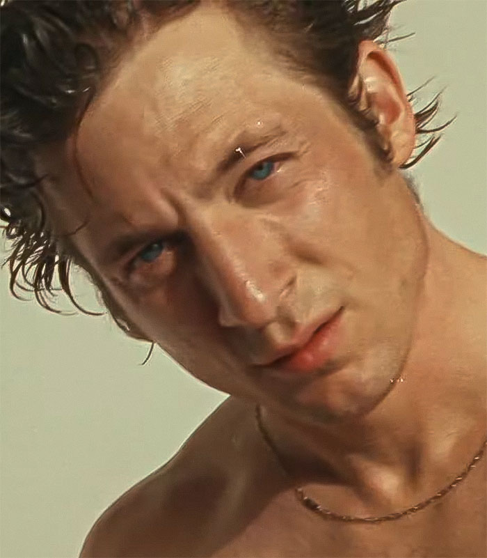 “Offensively Hot” Calvin Klein Underwear Campaign Features Jeremy Allen White Wet By The Pool “Offensively Hot” Calvin Klein Underwear Campaign Features Jeremy Allen White Wet By The Pool