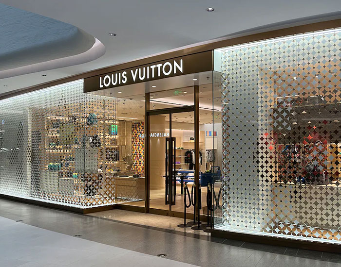 Woman’s Brutal Prank On “Rude” Louis Vuitton Staff Hailed As “Revenge Of The Year” Online Woman’s Brutal Prank On “Rude” Louis Vuitton Staff Hailed As “Revenge Of The Year” Online
